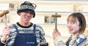 浅草でペアリングを手作りするカップル（バレンタインの室内デート）